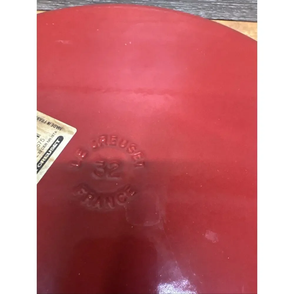 Le Creuset Round Cast Bistro Burgandy Pizza Grill W/ Handles #32